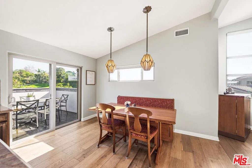 28935 W Beach Lane, Malibu, California 90265 home-pic-16